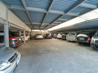 Grand parking couvert